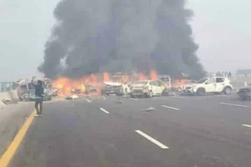 அடுத்தடுத்து கார்கள் மோதியதில் 32 பேர் மரணம்! அதிர்ச்சி சம்பவம்