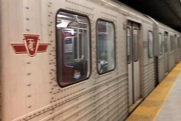 றொரன்டோ ரயில் நிலைய கழிவறையில் பெண் மீது தாக்குதல் | Woman Wounded During Fight At Yonge Bloor Subway