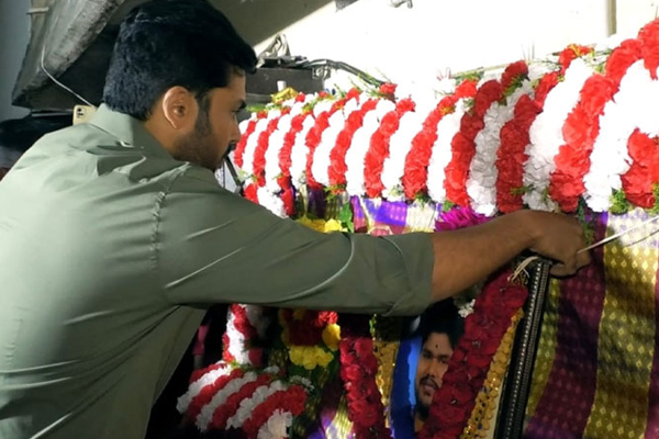 ரசிகர் மரணம்.. நேரில் சென்று ஆறுதல் தெரிவித்த நடிகர் கார்த்தி | Karthi Visits His Died Fan House ரசிகர் மரணம்.. நேரில் சென்று ஆறுதல் தெரிவித்த நடிகர் கார்த்தி | Karthi Visits His Died Fan House