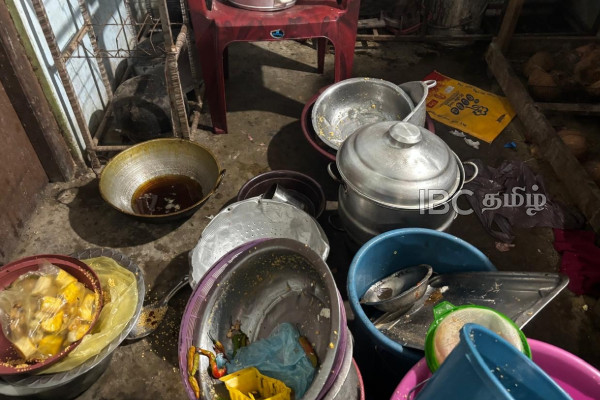 மன்னாரில் சுகாதார சீர்கேட்டுடன் இயங்கிய உணவகம்: எடுக்கப்பட்ட நடவடிக்கை | Mannar Authorities Seal Illegal Food Outlet
