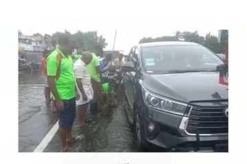 காரில் புகுந்த விஷ பாம்பு - உயிர் தப்பிய அதிமுக எம்.எல்.ஏ