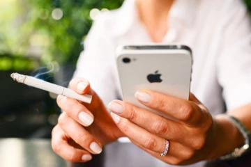 சிகரெட் பிடிக்கும் பயனருக்கு இனி ஐபோன்கள் வாரண்டி கிடையாது! சற்றுமுன் வெளியான தகவல்