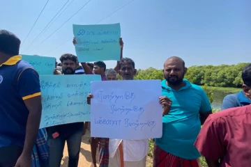 மட்டக்களப்பு கன்னங்குடா பிரதான வீதியை புனரமைத்து தருமாறு கோரி பிரதேச மக்கள் ஆர்ப்பாட்டம் (Photos)