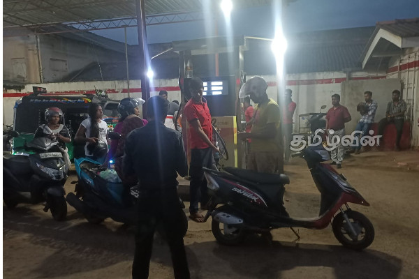 வவுனியாவில் அரசாங்க அறிவுறுத்தலை மீறி எரிபொருள் விநியோகம் (Photos) | Vavuniya Petrol Supply