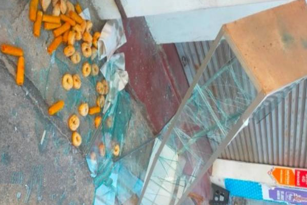 வீதியில் கிரிக்கெட் விளையாடியதில் ஏற்பட்ட மோதல்: மூவர் வைத்தியசாலையில் | Clash While Playing Cricket In The Street Kalmunai
