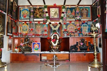 கணவன் மனைவியிடையே ஒற்றுமை நிலவ பூஜை அறையில் இந்த சுவாமி படங்களை வைத்தாலே போதும்!