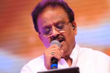 மறைந்த எஸ்.பி.பாலசுப்ரமணியம் மற்றும் அவரின் மகன் சரண் இருவரும் மேடையில் பாடிய பாடல், ரசிகர்களை கவர்ந்த வீடியோ..