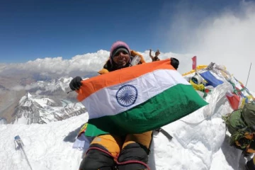 ஐரோப்பாவின் உயரமான மலைச்சிகரத்தில் இந்திய தேசியக்கொடி! சாதனை படைத்த வீராங்கனை