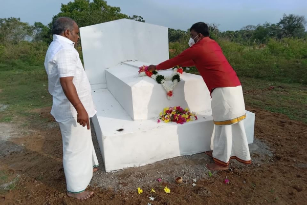 மாமனிதர் சிவனேசன் வித்துடல் புதைக்கப்பட்ட இடத்தில் கஜேந்திரன் அஞ்சலி (Photos) | Sivanesan Gajendran Justice மாமனிதர் சிவனேசன் வித்துடல் புதைக்கப்பட்ட இடத்தில் கஜேந்திரன் அஞ்சலி (Photos) | Sivanesan Gajendran Justice