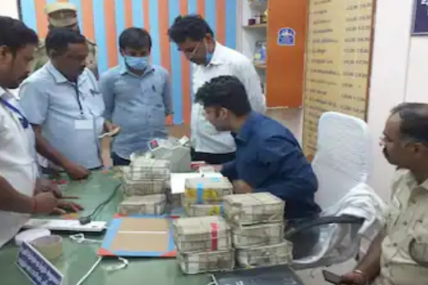 அதிமுக எம்.எல்.ஏ காரில் ரூ.1 கோடி பணம் பறிமுதல் - கவுன்சிலர் உள்ளிட்ட 4 பேர் கைது | Aiadmk Car Confiscated Arrested Councilor