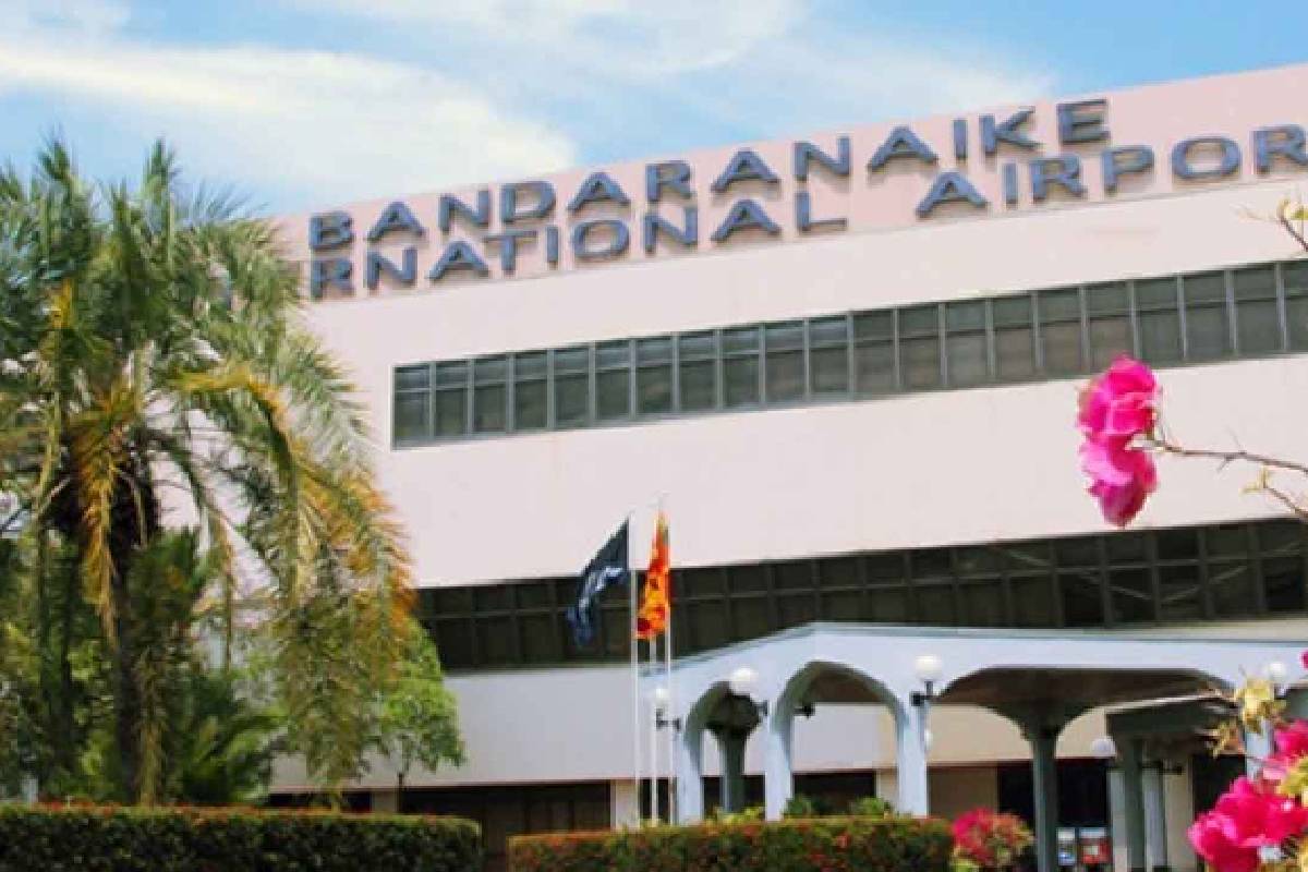 கட்டுநாயக்க விமான நிலையத்தில் அதிரடியாக கைது செய்யப்பட்ட வெளிநாட்டு பெண் | Foreign Woman Arrested At Katunayake Airport