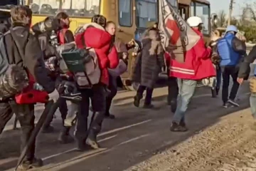 உக்ரைனின் இரும்பு ஆலைக்குள் இருந்து பொதுமக்கள் வெளியேற்றம்! ஆயிரத்துக்கும் அதிகமான படையினரின் நிலை தொடர்பில் அச்சம்!