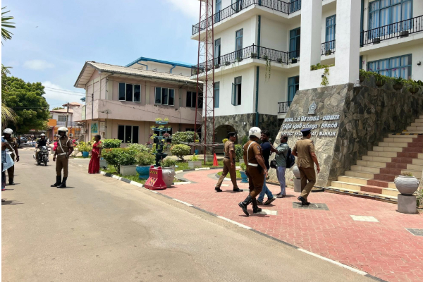 மன்னாரில் பொதுமக்கள் பொலிஸார் முறுகல்! | Civilian Police In Mannar Grumble