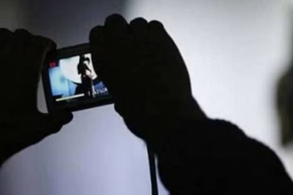 பெண் குளிப்பதை படம் பிடித்ததால் நடந்த கொலை ; இளைஞனின் மரணத்தில் அதிர்ச்சி திருப்பம் | Murder Committed After Filming A Woman Bathing