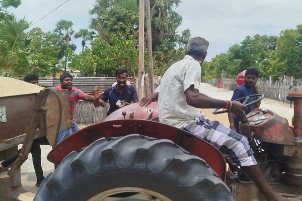நல்லூர் கந்தன் திருவிழாவிற்கு மணல் கொடுக்க எதிர்ப்பு; மக்கள் - பொலிஸார் முறுகல்! | Opposition To Providing Sand For Nallur Festival