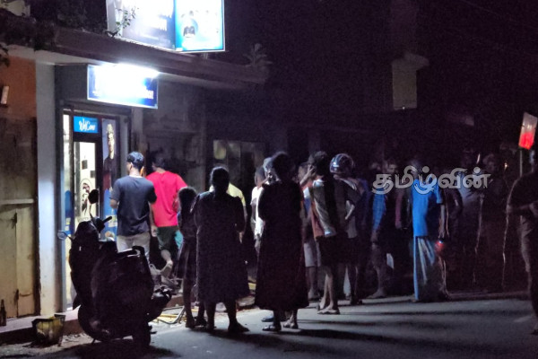 யாழில் பொலிஸார் துரத்தி சென்ற கார் விபத்து - மூவர் படுகாயம்! | Car Chased By Police In Jaffna Crashes 3 Injured