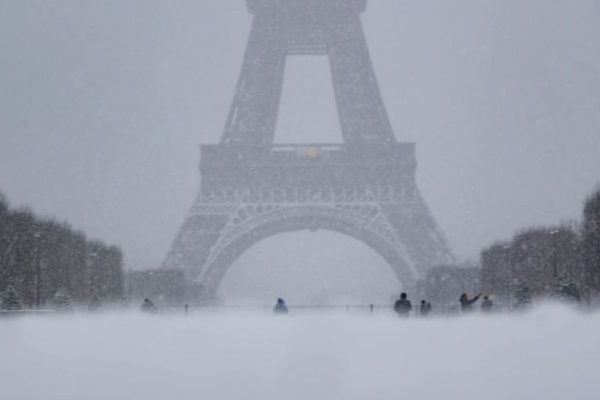 பனிப்பொழிவு மற்றும் கடும் குளிரால் முடக்கப்பட்ட ஐரோப்பா | Europe Paralyzed By Snowfall And Severe Cold