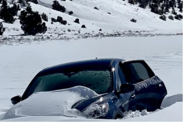 பனியில் உறைந்த காருக்குள் ஒரு வாரம் சிக்கித் தவித்த முதியவர்., உயிர் பிழைத்த ஆச்சரியம்