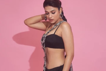 ஷ்ரத்தா தாஸ் ஹாட் உடையில் கிளாமர் போட்டோஷூட்.