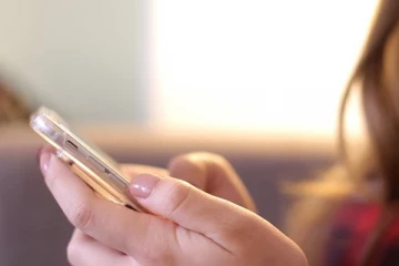 ‘‘செல்போனில்  இளம் பெண்கள் பேசுவதை கண்காணிக்கணும் ’’  சர்ச்சையில் சிக்கிய பெண்கள் ஆணைய உறுப்பினர்