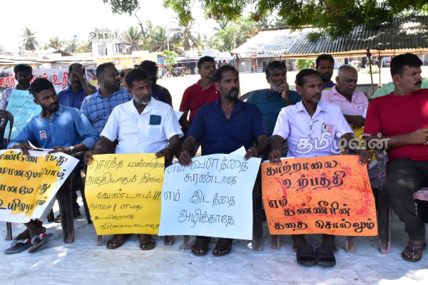 மன்னாரில் கனிய மணல் அகழ்விற்கு எதிராக 19 ஆவது நாளாகவும் தொடரும் போாராட்டம் | Mannar Windmill Sand Protest