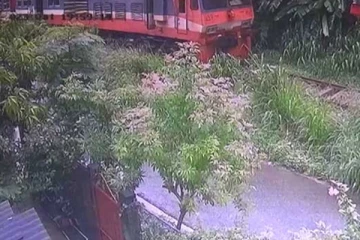 බිහිසුණු දුම්රිය අනතුරක් වළක්වා ගත් ගේට්ටු සේවකයා - (VIDEO)