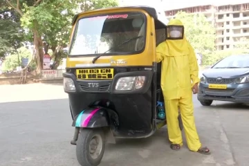 கோரத்தாண்டவமாடி வரும் கொரோணா! நோயாளிகளுக்காக ஆட்டோ ஓட்டி அசத்தும் ஆசிரியர்