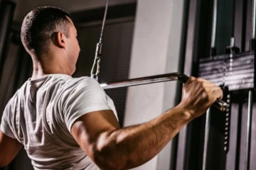 உடற்பயிற்சி உபகரணம் கழுத்தில் வீழ்ந்ததில் இளைஞர் பலி