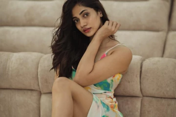 நடிகை லாஸ்லியாவின் தாராள கவர்ச்சி போட்டோஷூட்!