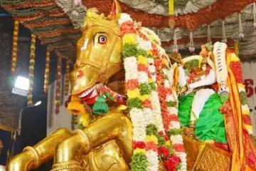 பச்சைப்பட்டு உடுத்தி வைகை ஆற்றில் எழுந்தருளினார் கள்ளழகர் - மக்கள் வெள்ளத்தில் மதுரை