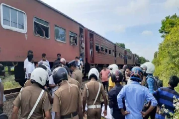 பேருந்தை மோதித் தள்ளியது ரயில்