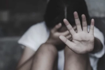 සිසුවියන් පිරිසක් අපයෝජනය කළ ප්‍රසිද්ධ පාසලේ ක්‍රීඩා උපදේශක