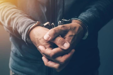 ஆபாச புகைப்படங்களை வெளியிட்ட 19 வயது இளைஞன் கைது