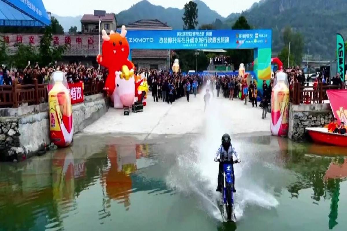 தண்ணீரில் 40.74 கி.மீ. பைக் பயணம் - வியக்க வைத்த கின்னஸ் சாதனை! | Chinese Motorcycle Rider Got Guinness World Record தண்ணீரில் 40.74 கி.மீ. பைக் பயணம் - வியக்க வைத்த கின்னஸ் சாதனை! | Chinese Motorcycle Rider Got Guinness World Record
