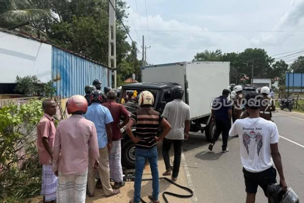 மட்டக்களப்பில் பட்டா ரக வாகனம் விபத்து! சாரதி படுகாயம் | Van Accident In Batticaloa