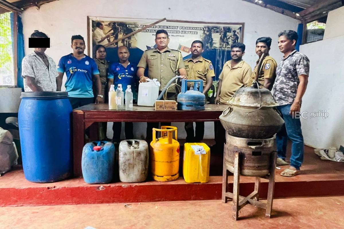 தெல்லிப்பளை காவல்துறைக்கு கிடைத்த இரகசிய தகவல் : பெண் உட்பட இருவர் கைது | Two People Arrested By Tellippalai Police தெல்லிப்பளை காவல்துறைக்கு கிடைத்த இரகசிய தகவல் : பெண் உட்பட இருவர் கைது | Two People Arrested By Tellippalai Police
