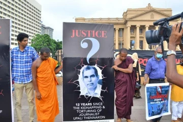 ஜனாதிபதி செயலகத்தின் முன்பாக கவனயீர்ப்பு போராட்டத்தில் ஈடுபட்ட ஊடகவியலாளர்கள் (PHOTOS)