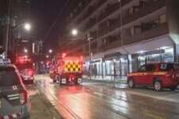 ரொறன்ரோவில் அடுக்கு மாடி குடியிருப்பில் பாரிய தீ விபத்து