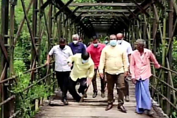 பாழடைந்த பாலத்தை கண்காணிக்க சென்ற பாராளுமன்ற உறுப்பினருக்கு நேர்ந்த நிலை! | Member Of Parliament Who Fell Off The Bridge