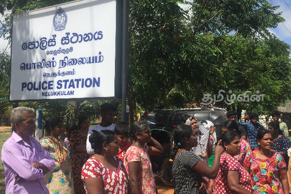 வவுனியாவில் ஆலயத்திற்குள் வாள்வெட்டு: மூவர் படுகாயம்(Photos) | Slashing Inside Temple In Vavuniya Three Injured