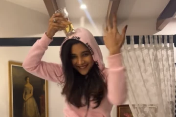 கையில் கிளாஸ்.. சாக்ஷி அகர்வால் பெட்டில் ஆடிய டான்ஸ் வீடியோ வைரல்