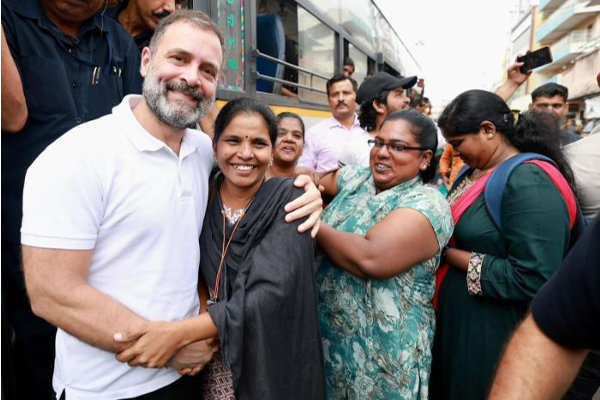 ragulgandhi-travels-in-govt-bus-with-people