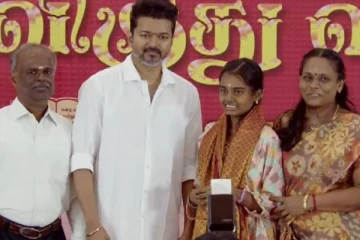 9 மாணவர்களுக்கு வைர கம்மல் மற்றும் மோதிரத்தை பரிசாக வழங்கிய விஜய்