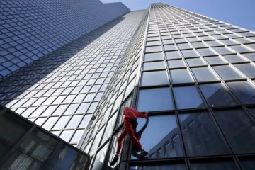 பிரான்ஸில் போராட்டத்திற்கு ஆதரவாக 38 அடுக்குமாடி கட்டிடத்தில் ஏறிய சிலந்தி மனிதன்!