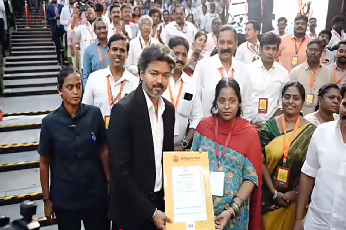 கர்ப்பிணி பெண்ணுக்காக கீழே இறங்கி வந்த முதலமைச்சர் விஜய்! | Cm Vijay Stepped Down From Stage Pregnant Woman