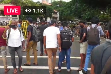 ගාලුමෝදරට අද එල්ල වූ ප්‍රහාරයට විරෝධය පා පිරිසක් පාරට බසී..ආරක්ෂක අංශ සීරුවෙන්(VIDEO)