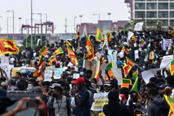 கொழும்பு போராட்டத்தில் படையினர் பதிவு செய்யும் காட்சிகள்