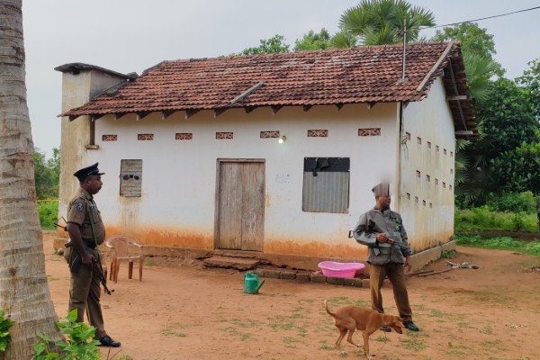 இலங்கையில் சடலமாக மீட்கப்பட்ட மனைவி: பொலிஸில் சரணடைந்த கணவன் | Husband Murdered Wife In Vavuniya