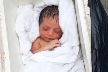 நடு வானில் பறக்கும் விமானத்தில் பிறந்த ஆண் குழந்தை... யாருக்கும் தெரியாமல் டாய்லெட்டில் பார்சல் செய்து வீசிய பெண்!