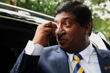 ரவி கருணாநாயக்கவை தூக்கி எறிந்த UNP!